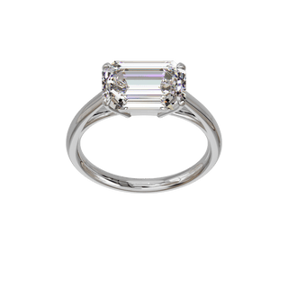 Bague Classique émeraude est-ouest, diamant de synthèse de 4 carats, or blanc 18 carats recyclé, vue de face en plongée