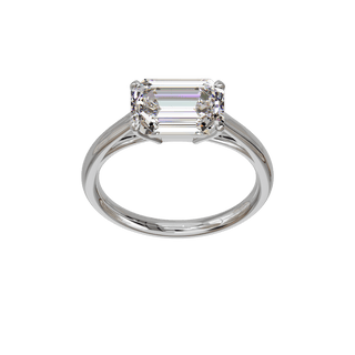 Bague Classique émeraude est-ouest, diamant de synthèse de 3 carats, or blanc 18 carats recyclé, vue de face en plongée