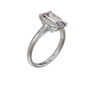 Bague Classique émeraude, diamant de synthèse de 4 carats, or blanc 18 carats recyclé, vue de trois quarts en plongée