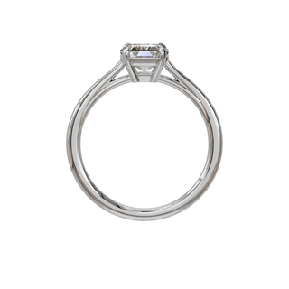 Bague Classique émeraude, diamant de synthèse de 2 carats, or blanc 18 carats recyclé, vue de face