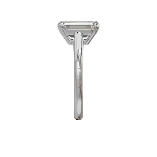 Bague Classique émeraude, diamant de synthèse de 3 carats, or blanc 18 carats recyclé, vue de profil