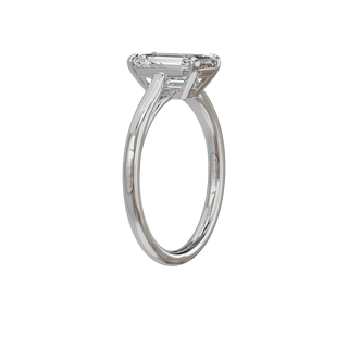 Bague Classique émeraude, diamant de synthèse de 2 carats, or blanc 18 carats recyclé, vue de trois quarts