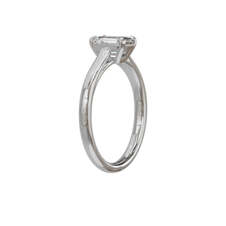 Bague Classique émeraude, diamant de synthèse de 1 carat, or blanc 18 carats recyclé, vue de trois quarts