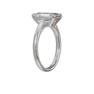 Bague Classique émeraude, diamant de synthèse de 4 carats, or blanc 18 carats recyclé, vue de trois quarts