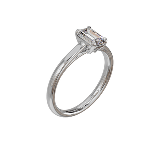 Bague Classique émeraude, diamant de synthèse de 1 carat, or blanc 18 carats recyclé, vue de trois quarts en plongée