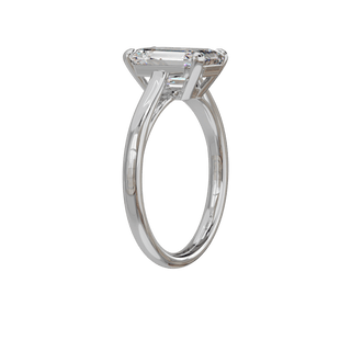 Bague Classique émeraude, diamant de synthèse de 3 carats, or blanc 18 carats recyclé, vue de trois quarts