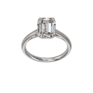Bague Classique émeraude, diamant de synthèse de 3 carats, or blanc 18 carats recyclé, vue de face en plongée