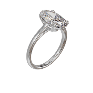 Bague Classique ovale, diamant de synthèse de 4 carats, or blanc 18 carats recyclé, vue de trois quarts en plongée