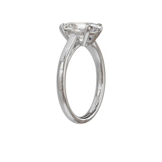 Bague Classique ovale, diamant de synthèse de 2 carats, or blanc 18 carats recyclé, vue de trois quarts