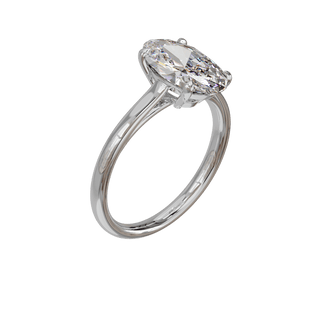 Bague Classique ovale, diamant de synthèse de 3 carats, or blanc 18 carats recyclé, vue de trois quarts en plongée