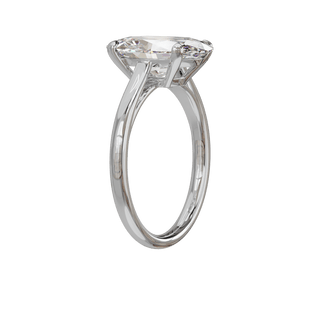 Bague Classique ovale, diamant de synthèse de 4 carats, or blanc 18 carats recyclé, vue de trois quarts