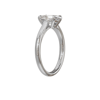 Bague Classique ovale, diamant de synthèse de 1,5 carat, or blanc 18 carats recyclé, vue de trois quarts