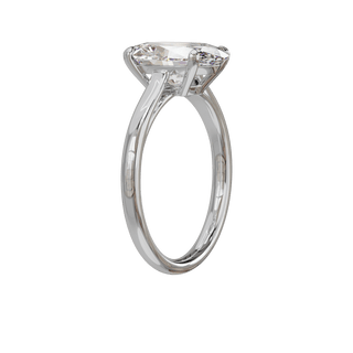Bague Classique ovale, diamant de synthèse de 3 carats, or blanc 18 carats recyclé, vue de trois quarts
