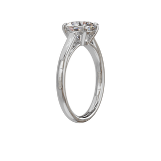 Bague Classique ronde, diamant de synthèse de 1,5 carat, or blanc 18 carats recyclé, vue de trois quarts
