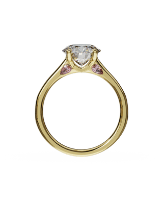 Bague Signature ronde en or jaune 18 carats et diamants de synthèse, pétales roses, vue de face