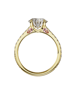 Bague Signature ronde sertie en or jaune 18 carats et diamants de synthèse, pétales roses, vue de face